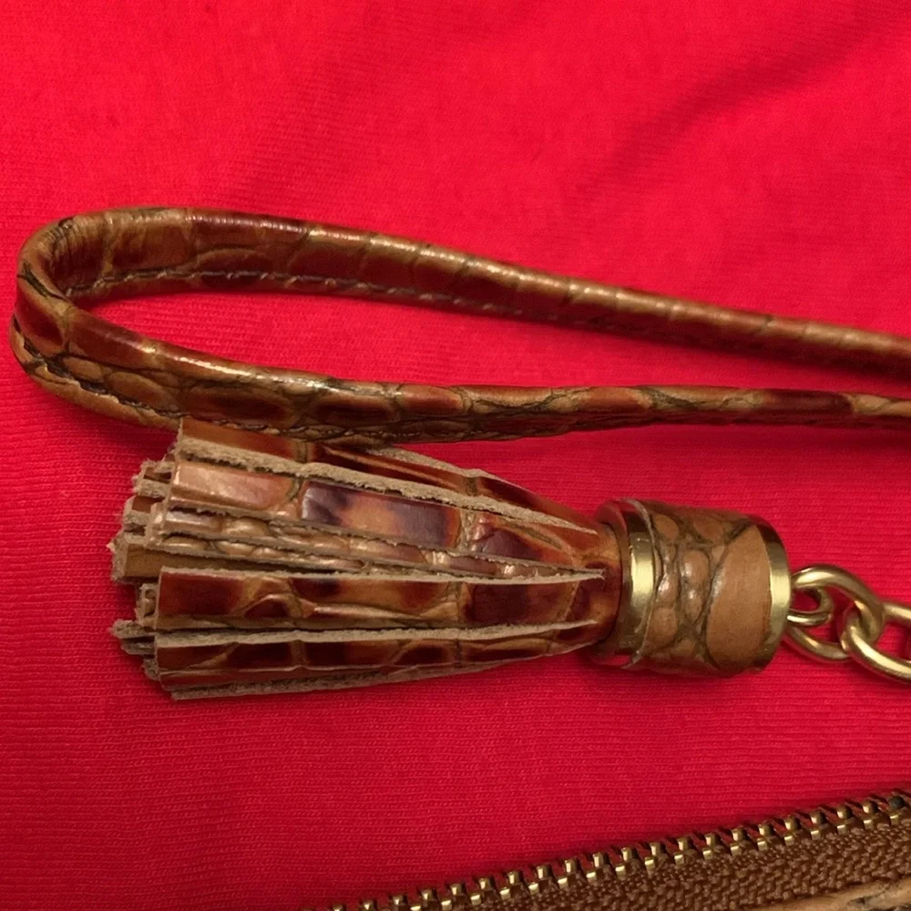 Brahmin wristlet
Used but great condition
9 inches by 5 1/2 inches - Picture 3 of 6